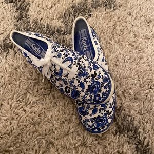ALMOST LIKE NEW! AS SEEN ON TAYLOR SWIFT Keds Champion Blue White Floral Sneaker